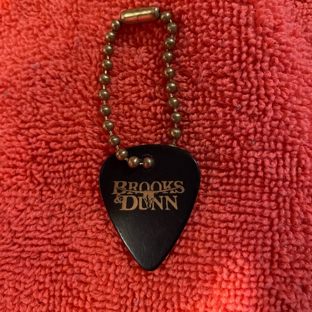 Brooks & Dunn Lite Beer Guitar Pick Keychain - Picture 2 of 2